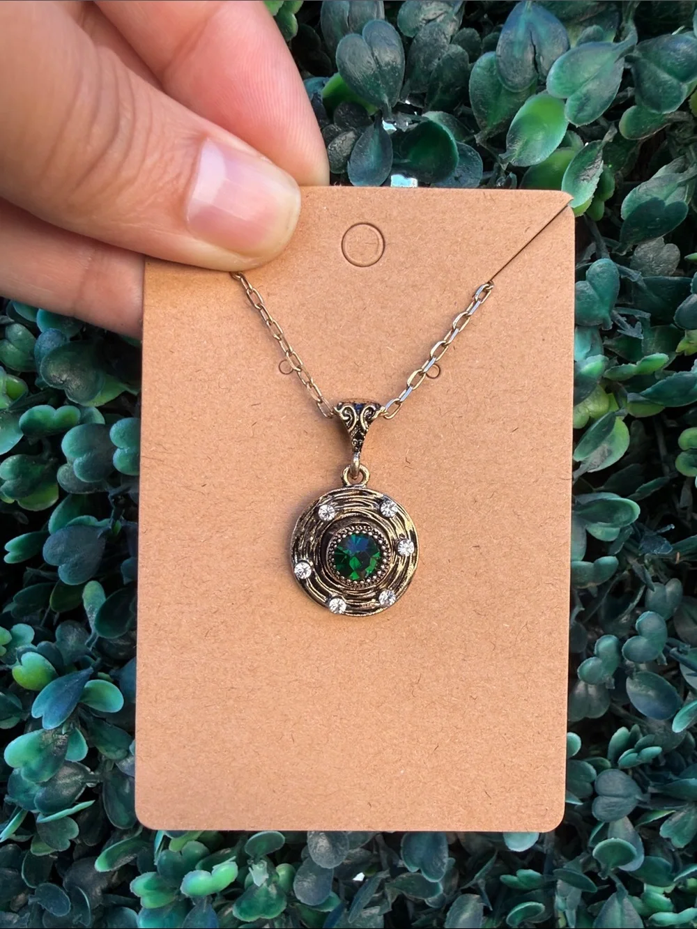 Vintage-Inspired Green Crystal Pendant Necklace - Gold Tone